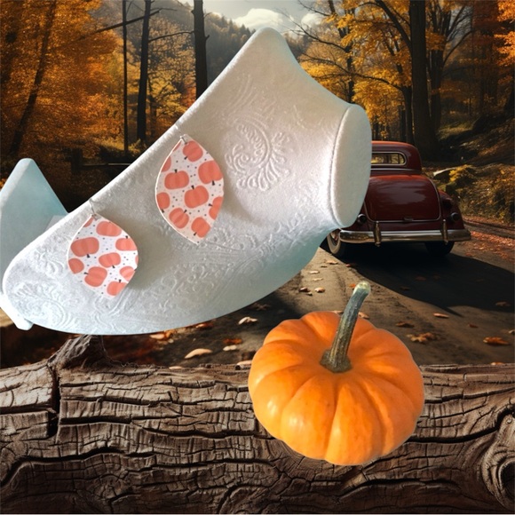 🍁 Pumpkin Earrings - Picture 2 of 3